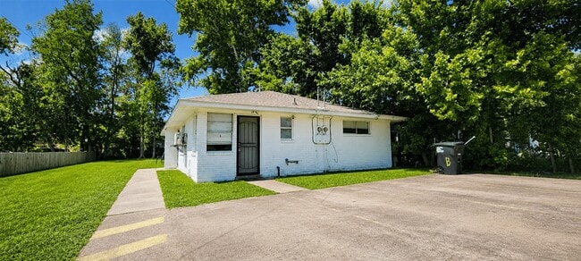 property at 7818 Oak Knoll Ln