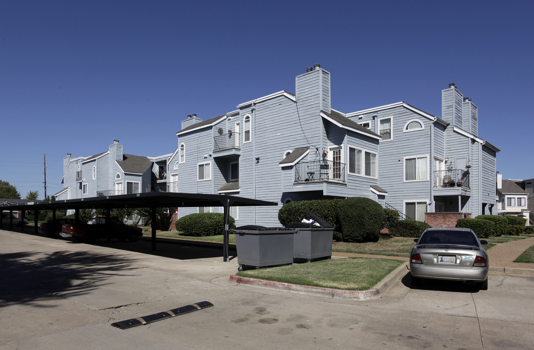 Willows Condominiums in Tulsa, OK - Building Photo