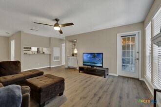 1202 Thorpe Ln in San Marcos, TX - Foto de edificio - Building Photo