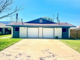 1901 Bahama Dr in Seabrook, TX - Building Photo