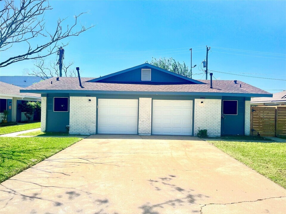 1901 Bahama Dr in Seabrook, TX - Building Photo