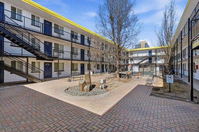 Courtyard at Cherry Creek in Denver, CO - Foto de edificio - Building Photo