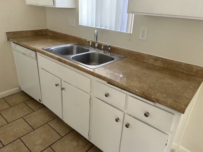 6592 Westpark Pl in Westminster, CA - Building Photo - Building Photo