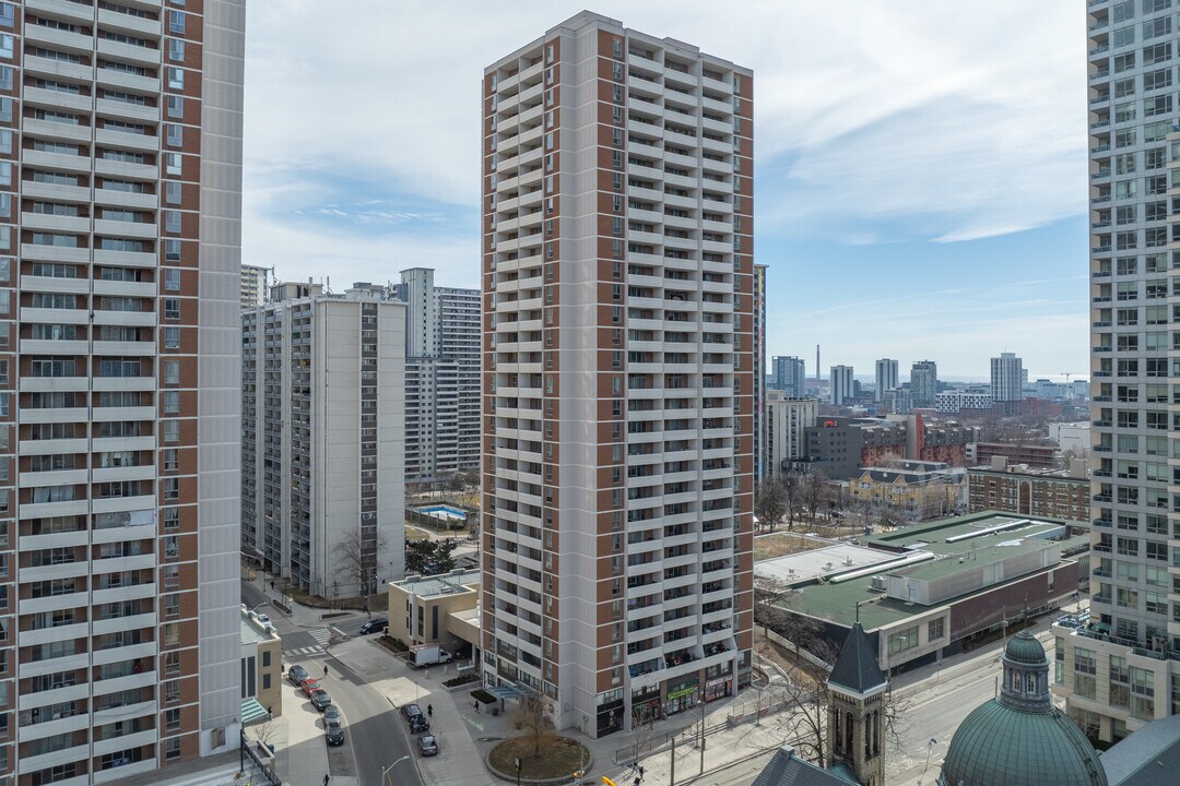 545 Sherbourne in Toronto, ON - Building Photo