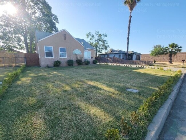 118 Dixon Ave in Bakersfield, CA - Foto de edificio - Building Photo