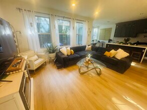 113 Churchill in Irvine, CA - Foto de edificio - Building Photo