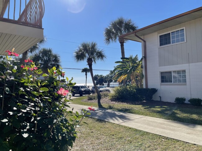 2100 W Beach Dr in Panama City, FL - Building Photo - Building Photo