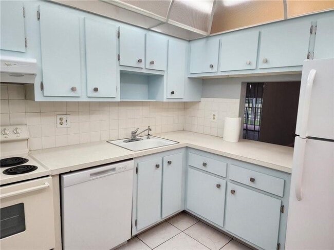 1005 Country Club Dr in Margate, FL - Building Photo - Building Photo