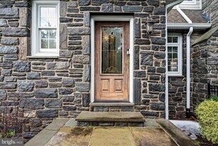 2 Greystone Cir in Newtown Square, PA - Building Photo