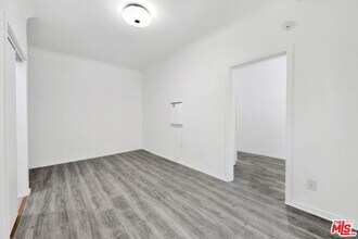 225 E Garfield Ave in Glendale, CA - Building Photo - Building Photo