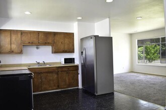 924 Mount Pitt Ave in Medford, OR - Building Photo - Building Photo