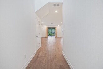 5103 San Martino Dr in Wesley Chapel, FL - Foto de edificio - Building Photo