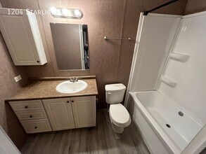 1204 NW Starlight Cir in Topeka, KS - Building Photo - Building Photo