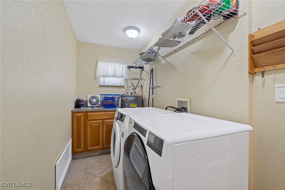 1023 SE 15th St in Cape Coral, FL - Foto de edificio