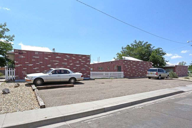 Skylight Apartments in Albuquerque, NM - Foto de edificio - Building Photo