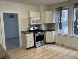 5-14 College Pl in Queens, NY - Building Photo