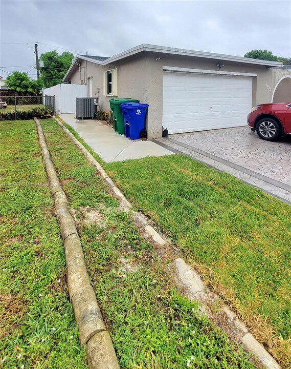 8613 Beekman Dr in Miramar, FL - Building Photo