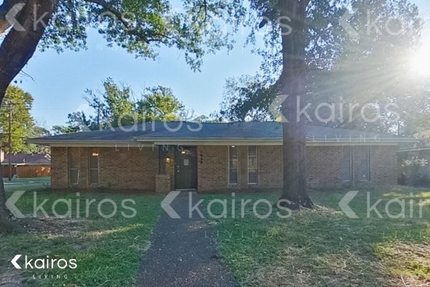 property at 2933 Oakridge Dr