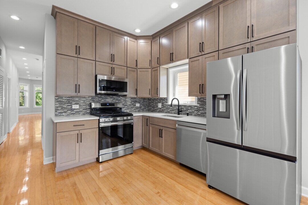 1535 W School St in Chicago, IL - Building Photo