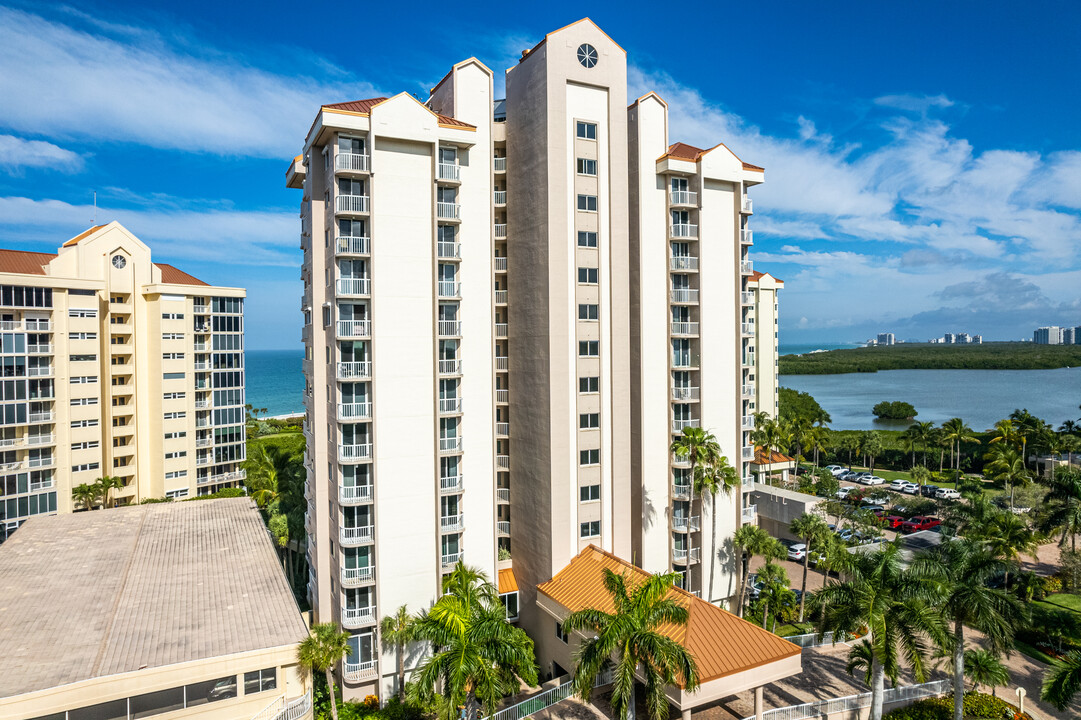 Club at Naples Clay in Naples, FL - Foto de edificio