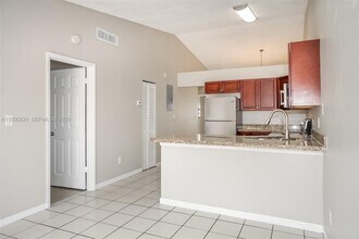 8806 NW 114th Terrace in Hialeah Gardens, FL - Foto de edificio - Building Photo