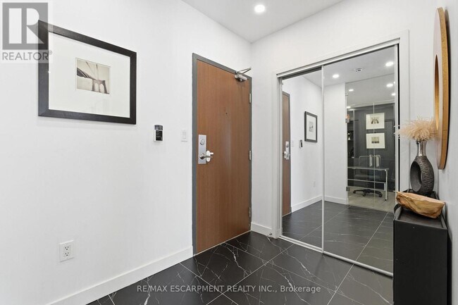 35 Mariner Terrace in Toronto, ON - Building Photo - Building Photo