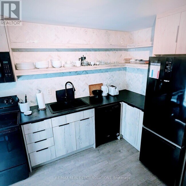 206 Bathurst St in Toronto, ON - Building Photo - Building Photo