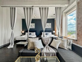 555 Evergreen St in Dallas, TX - Building Photo