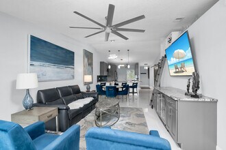 825 New Waterford Dr in Naples, FL - Foto de edificio - Building Photo