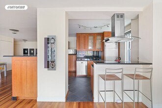 340 E 64th St in New York, NY - Building Photo - Building Photo