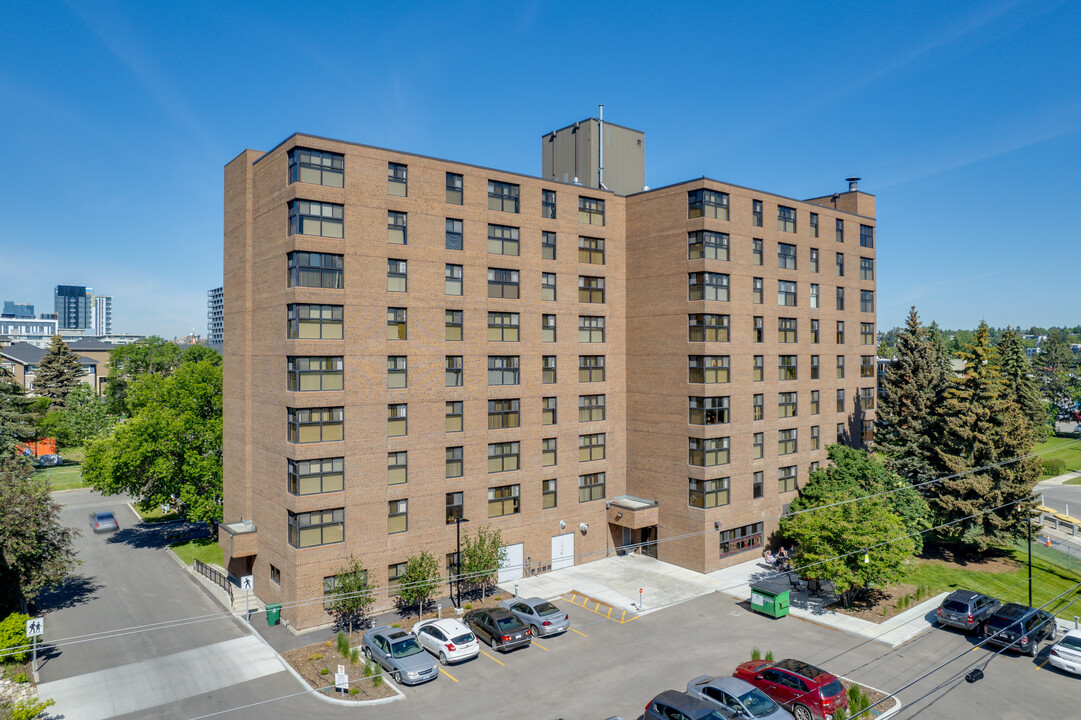 Columbus Manor in Calgary, AB - Building Photo