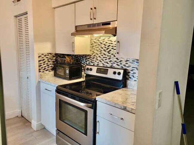 3805 Cortez Cir in Tampa, FL - Building Photo - Building Photo