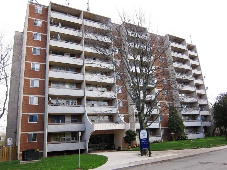 Evelyn Court Apartments in Stoney Creek, ON - Building Photo