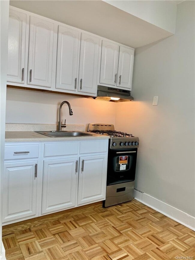 10 Oakridge Pl in Eastchester, NY - Building Photo - Building Photo