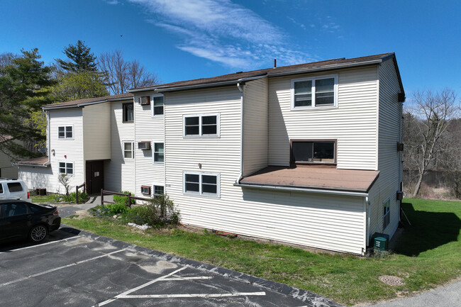 Whitehall Lake Condominiums in Amesbury, MA - Building Photo - Building Photo