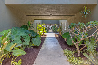 La Paloma in Bellflower, CA - Foto de edificio - Building Photo