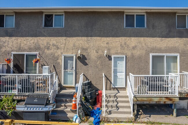 11404 Elbow Dr SW in Calgary, AB - Building Photo - Building Photo