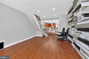 2319 E Somerset St in Philadelphia, PA - Building Photo