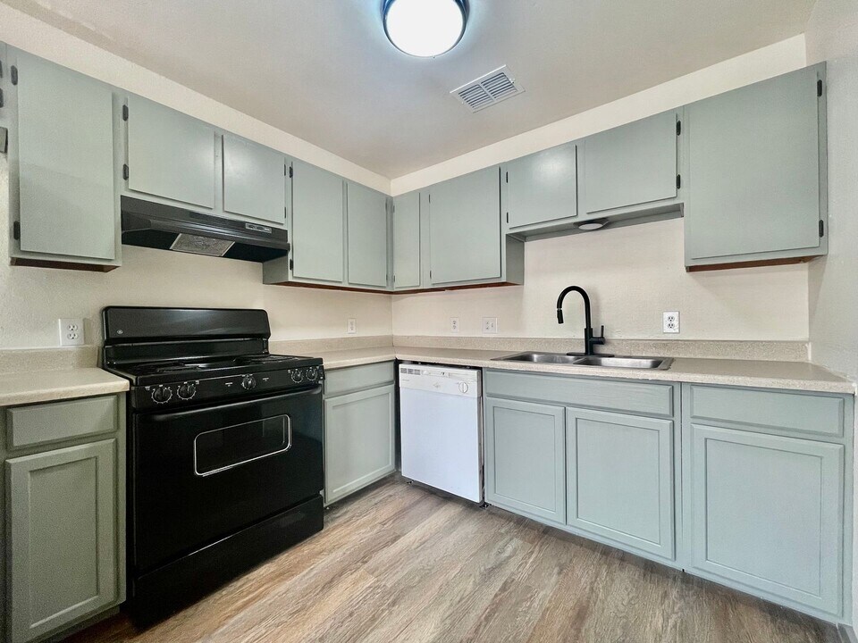 104 Lady Bird Ln in San Marcos, TX - Building Photo