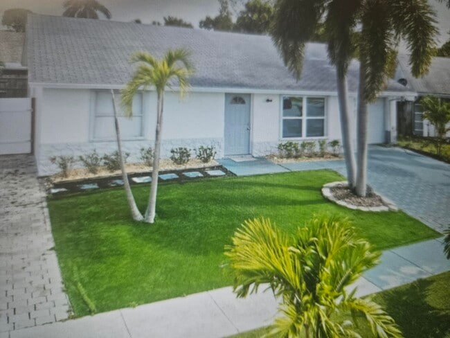 6147 Moonbeam Dr in Greenacres, FL - Building Photo - Building Photo