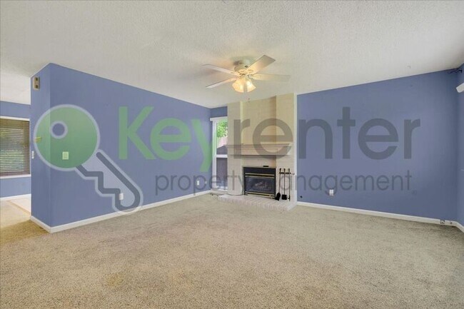 7005 Woodside Dr in Sacramento, CA - Foto de edificio - Building Photo