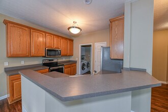 5845 Crescent Ridge Dr in Seven Hills, OH - Building Photo - Building Photo