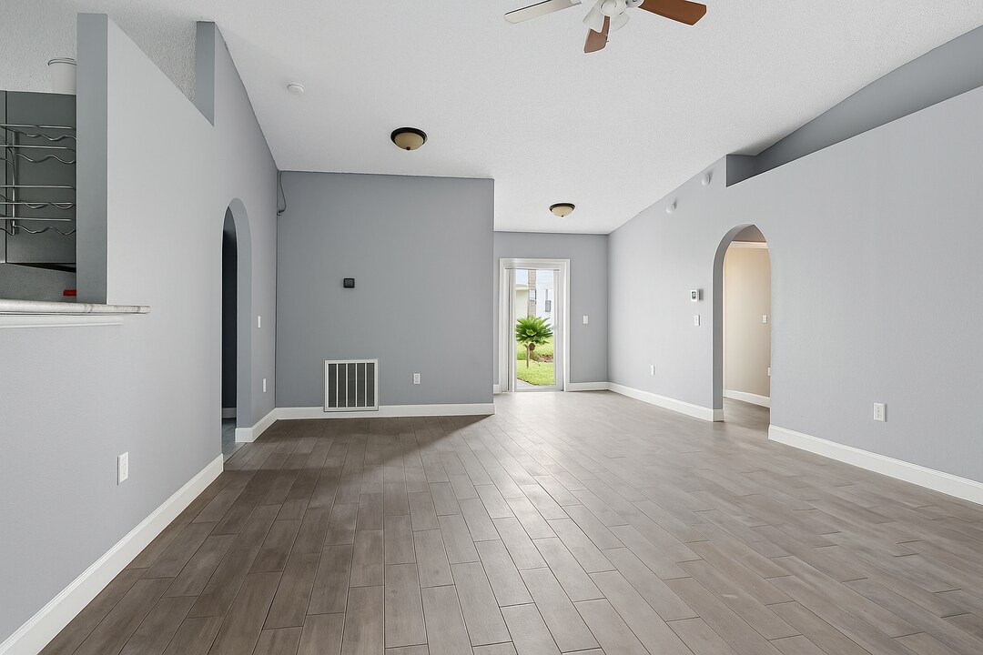 5569 Lafayette Park Dr N in Jacksonville, FL - Building Photo