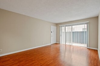 3735 Mentone Ave in Los Angeles, CA - Foto de edificio - Building Photo