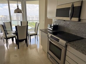 7000 Island Blvd in Aventura, FL - Building Photo - Building Photo