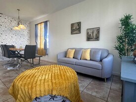 930 Oxford Dr in Davenport, FL - Building Photo