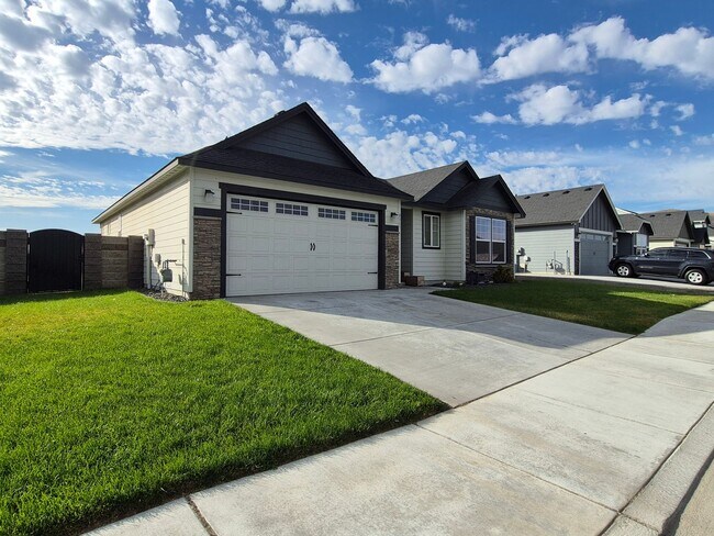 8317 Ballard Lp in West Richland, WA - Building Photo - Building Photo