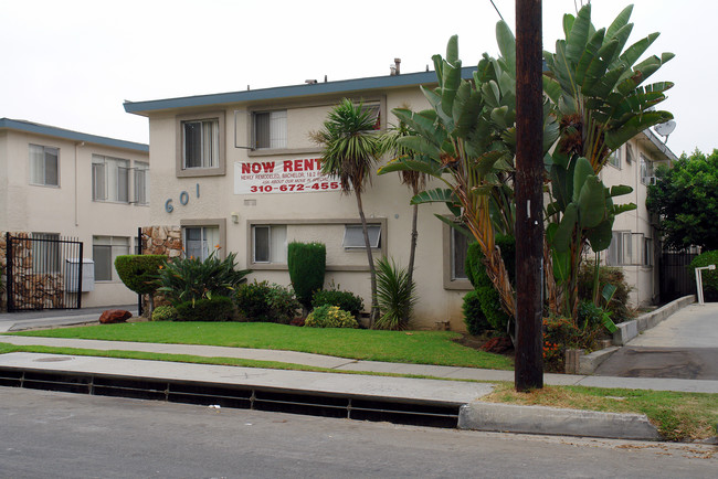 601-05 W. Hyde Park Blvd in Inglewood, CA - Foto de edificio - Building Photo