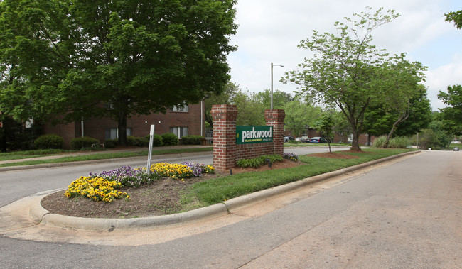 Parkwood Village Apartments in Raleigh, NC - Foto de edificio - Building Photo