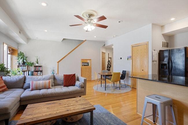 2350 N Kedzie Blvd in Chicago, IL - Building Photo - Building Photo